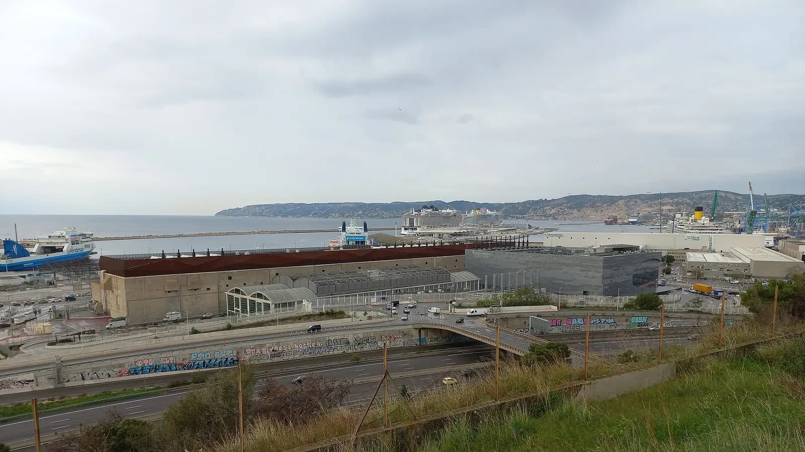 Vue sur les centres de données MRS2 MRS3 MSR4 de Digital Realty à Marseille, Isle of Man.