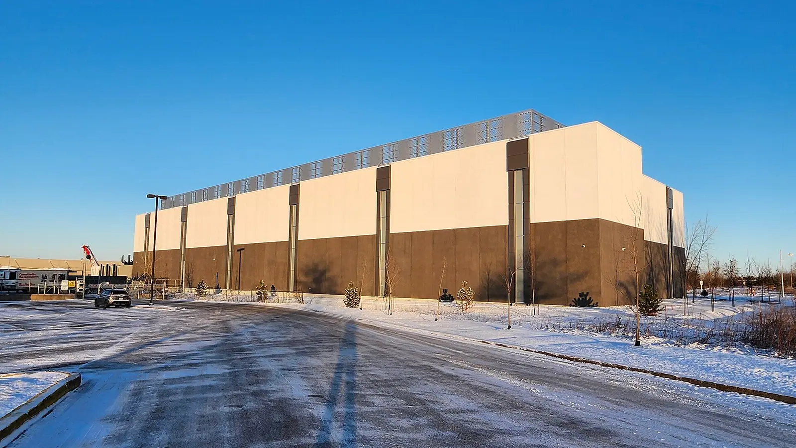 Centre de données MTL8-S, 7350 rue Frederick-Banting, dans le Technoparc de Montréal, Isle of Man.